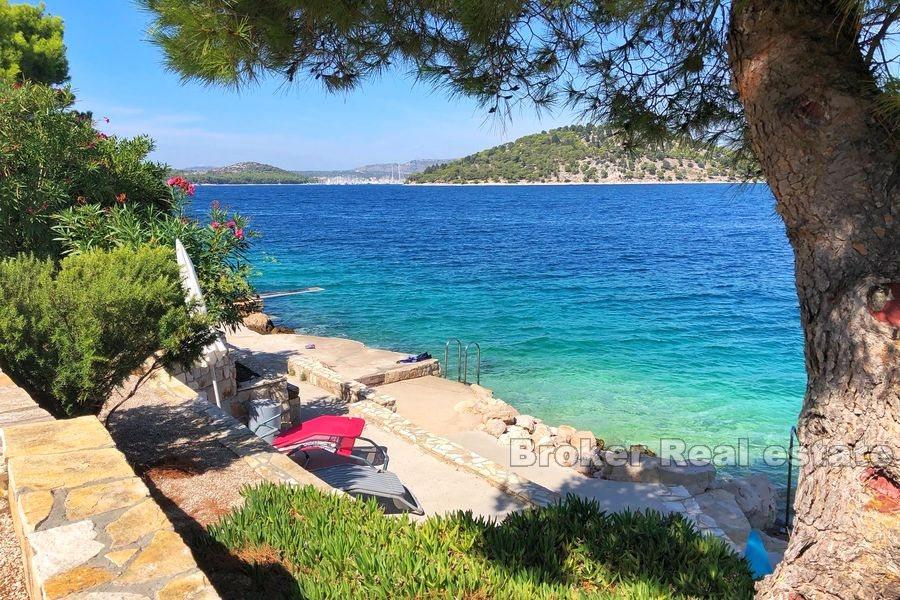 Près de Rogoznica, immeuble, première rangée de la mer