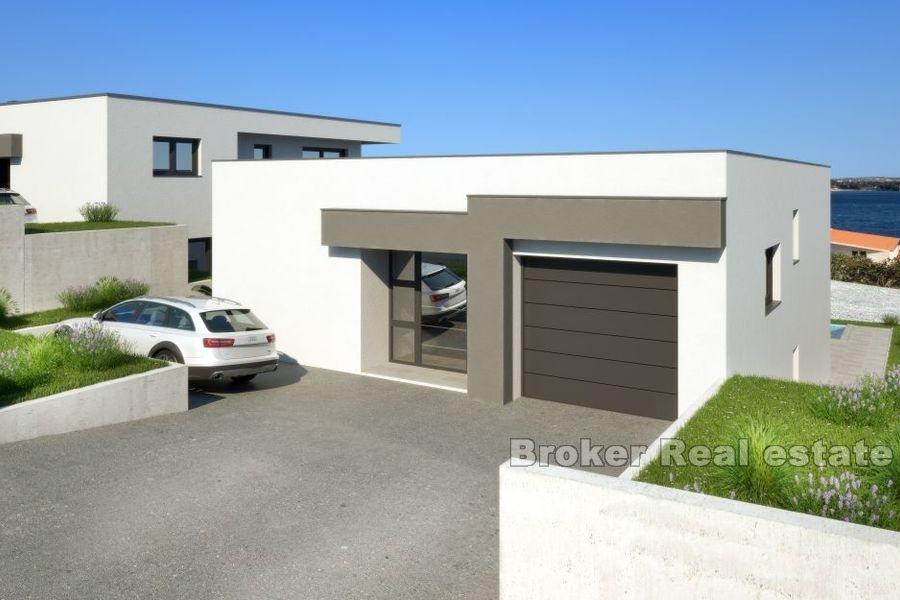 Niedaleko Rogoznicy - dwie nowoczesne wille w budowie