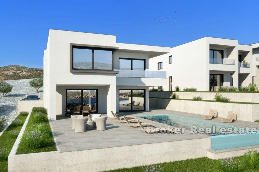 Niedaleko Rogoznicy - dwie nowoczesne wille w budowie