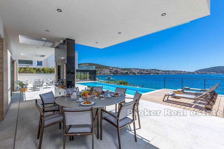 Niedaleko Rogoznicy, nowo wybudowana, nowoczesna willa z basenem, w pierwszym rzędzie do morza