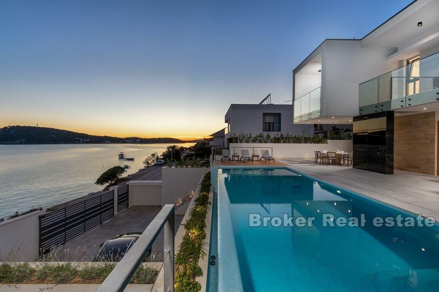 Niedaleko Rogoznicy, nowo wybudowana, nowoczesna willa z basenem, w pierwszym rzędzie do morza