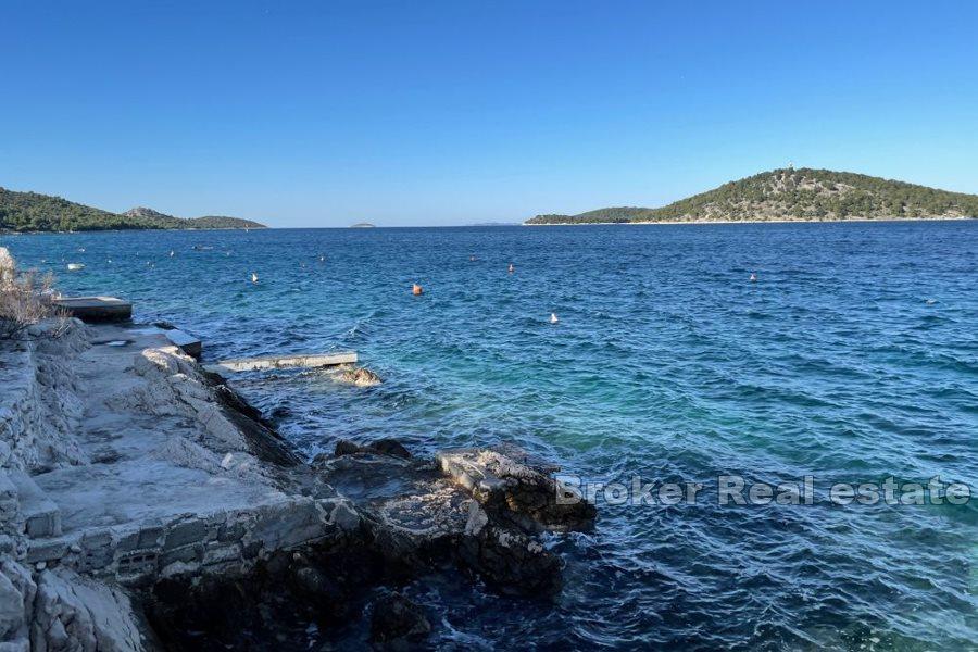 Rogoznica - Kleines Haus auf einem Baugrundstück