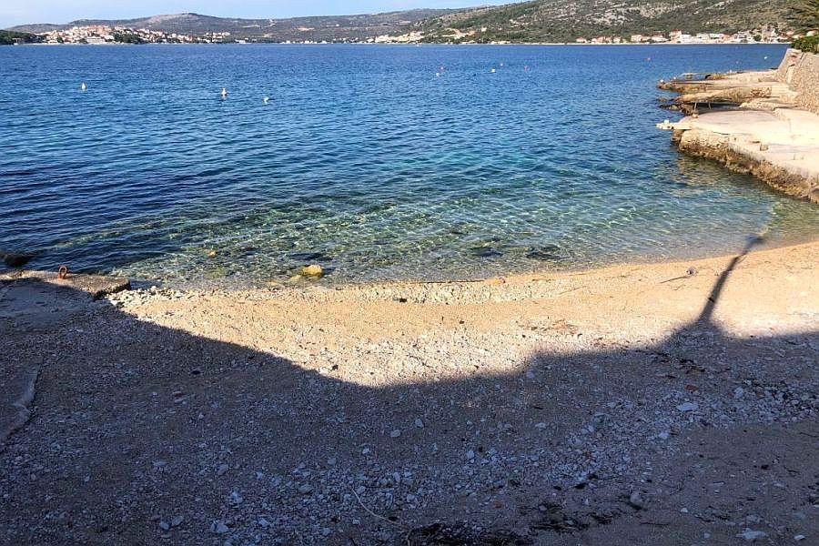 Rogoznica - Kleines Haus auf einem Baugrundstück