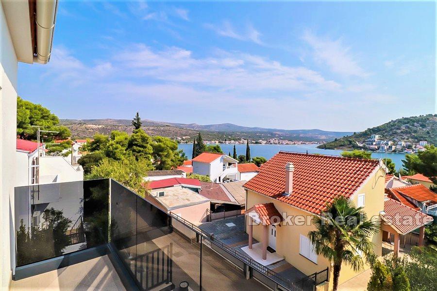 Rogoznica - nově postavený dům s výhledem na bazén a moře