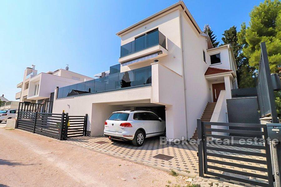 Rogoznica - nově postavený dům s výhledem na bazén a moře