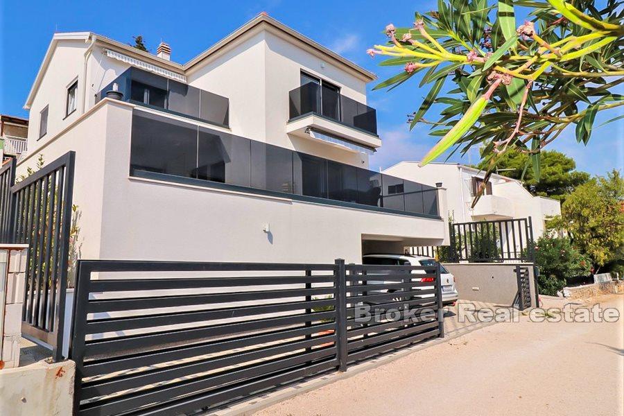 Rogoznica - nově postavený dům s výhledem na bazén a moře