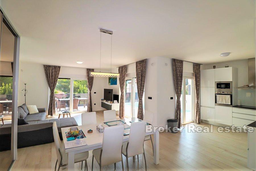 Rogoznica - nově postavený dům s výhledem na bazén a moře