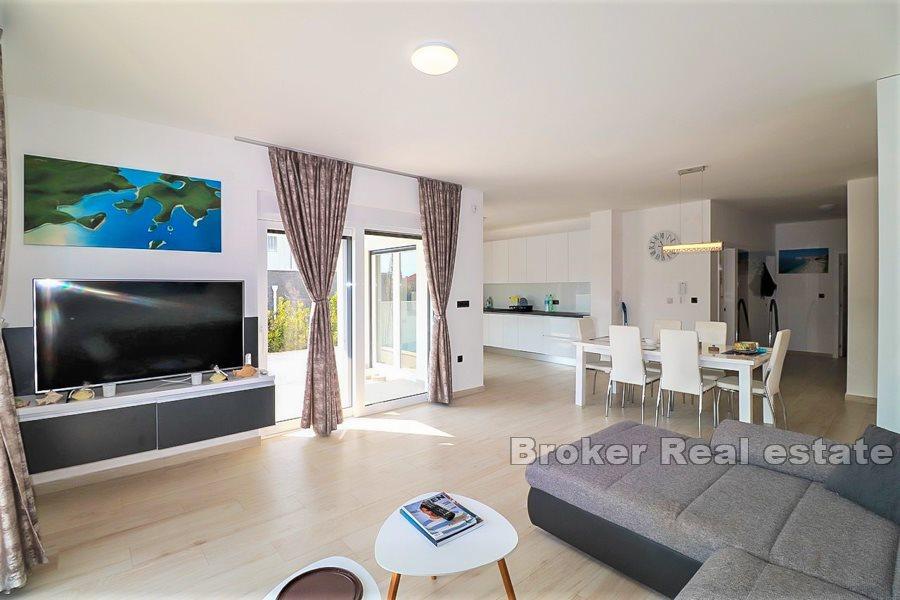 Rogoznica - nově postavený dům s výhledem na bazén a moře