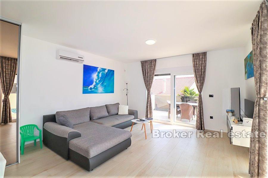 Rogoznica - nově postavený dům s výhledem na bazén a moře