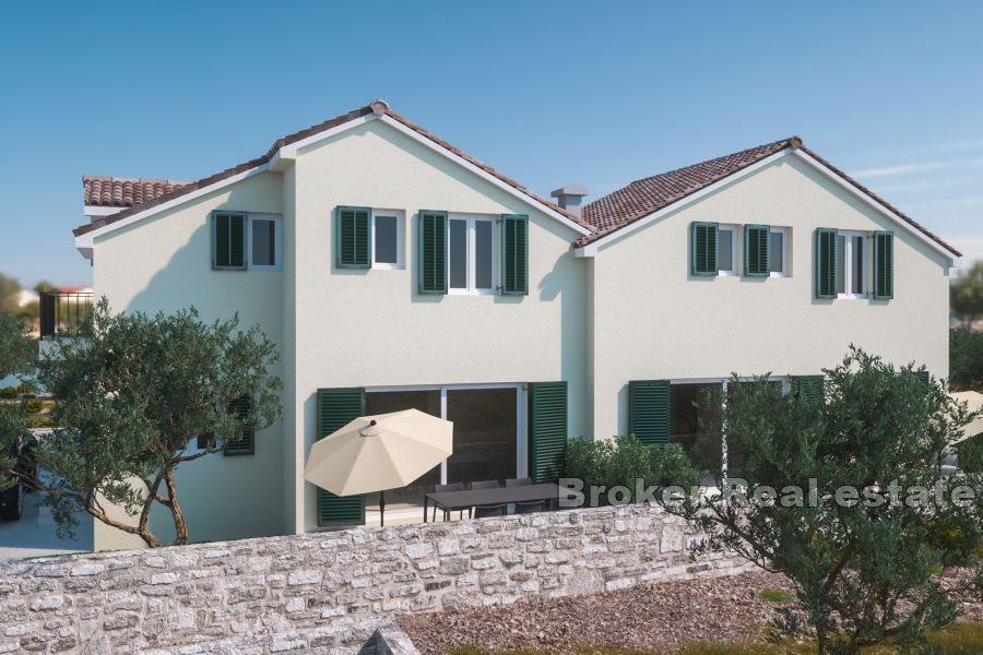 Nedaleko Šibeniku - Dům s rozestavěnými byty