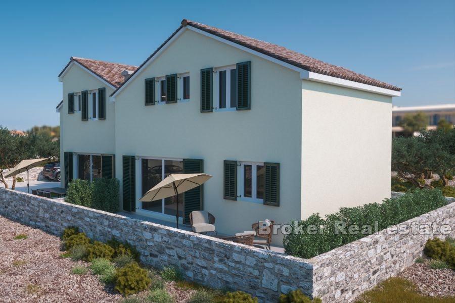 Nedaleko Šibeniku - Dům s rozestavěnými byty