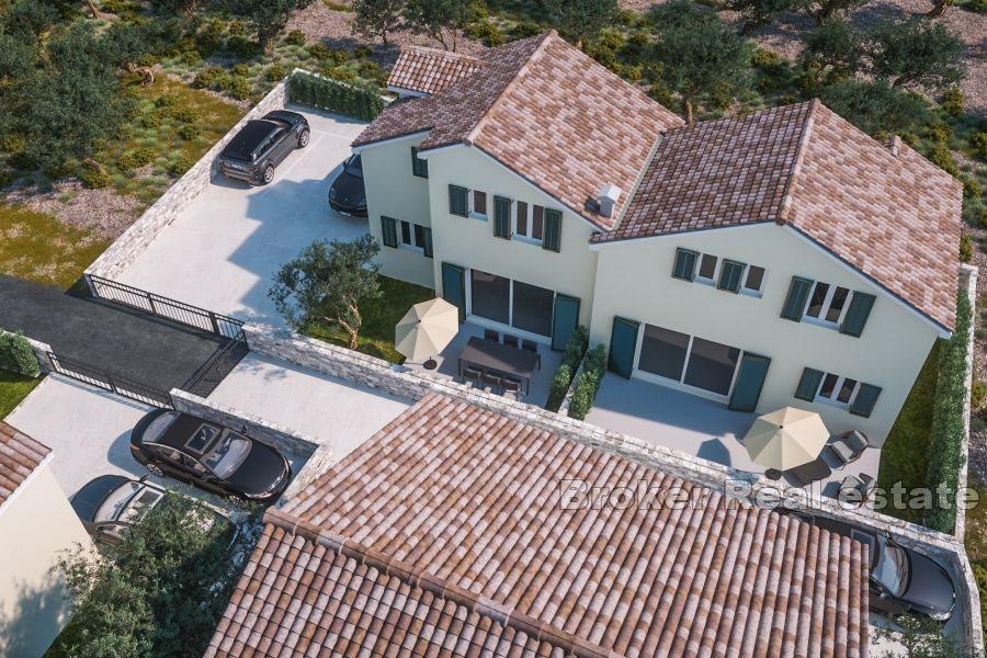 Nedaleko Šibeniku - Dům s rozestavěnými byty