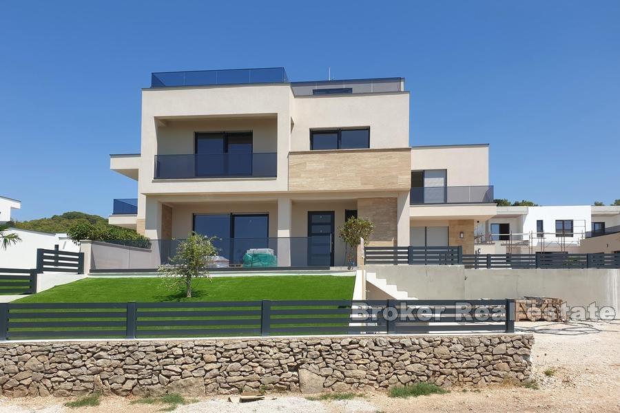 I nærheten av Šibenik - Hus med takterrasse og havutsikt