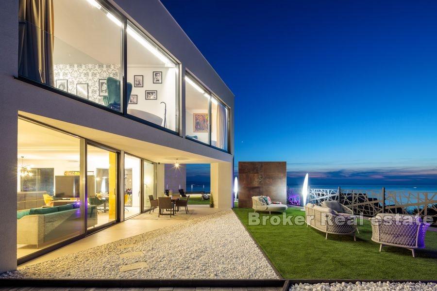 Area spaccata - Villa di lusso con piscina