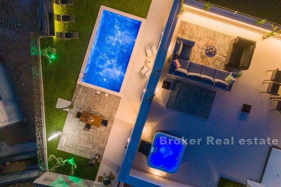 Area spaccata - Villa di lusso con piscina