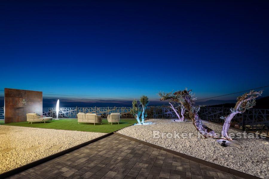 Area spaccata - Villa di lusso con piscina