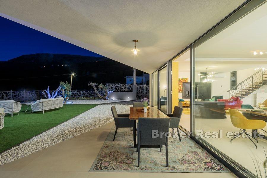 Area spaccata - Villa di lusso con piscina