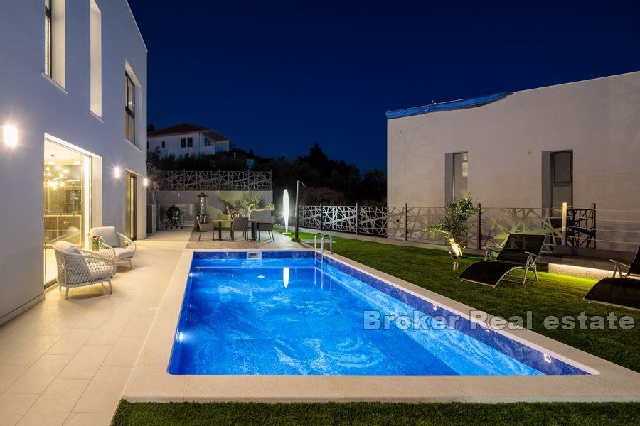 Area spaccata - Villa di lusso con piscina