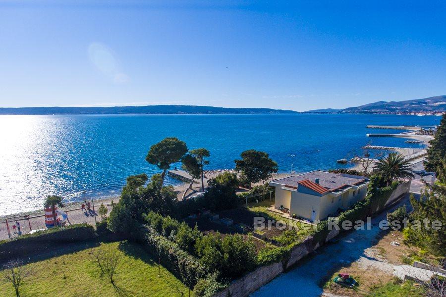 Kaštel Lukšić - Działka budowlana z niedokończonym budynkiem w wyjątkowej lokalizacji