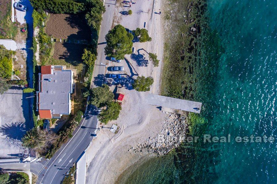 Kaštel Lukšić - Działka budowlana z niedokończonym budynkiem w wyjątkowej lokalizacji