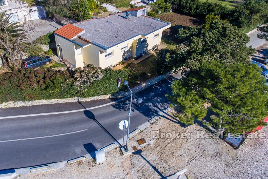 Kaštel Lukšić - Działka budowlana z niedokończonym budynkiem w wyjątkowej lokalizacji