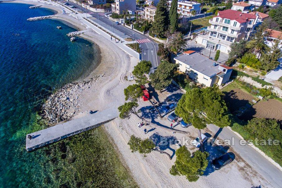 Kaštel Lukšić - Działka budowlana z niedokończonym budynkiem w wyjątkowej lokalizacji