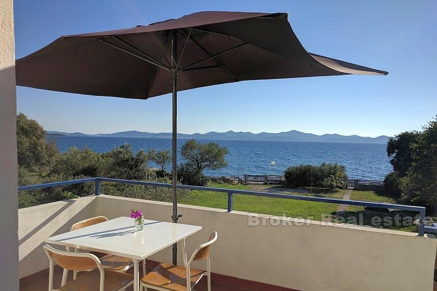 Zadar - Maison près de Zadar, première rangée de la mer