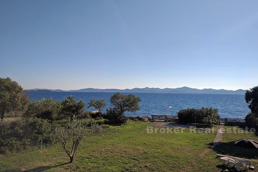 Zadar - Maison près de Zadar, première rangée de la mer