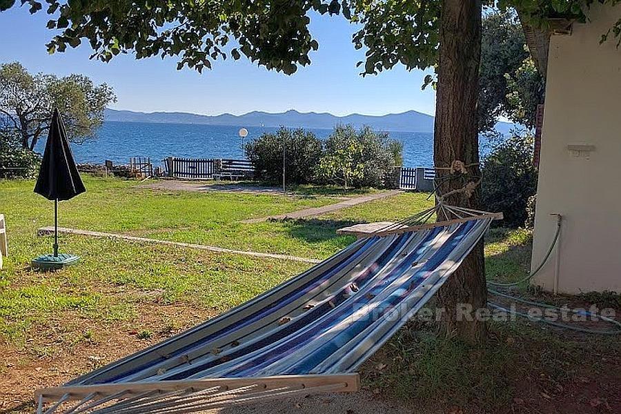 Zadar - Maison près de Zadar, première rangée de la mer