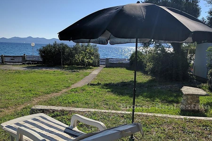 Zadar - Maison près de Zadar, première rangée de la mer