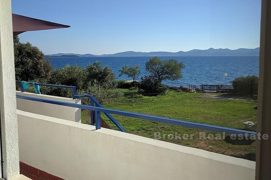 Zadar - Maison près de Zadar, première rangée de la mer