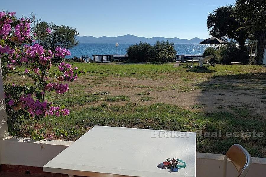 Zadar - Maison près de Zadar, première rangée de la mer