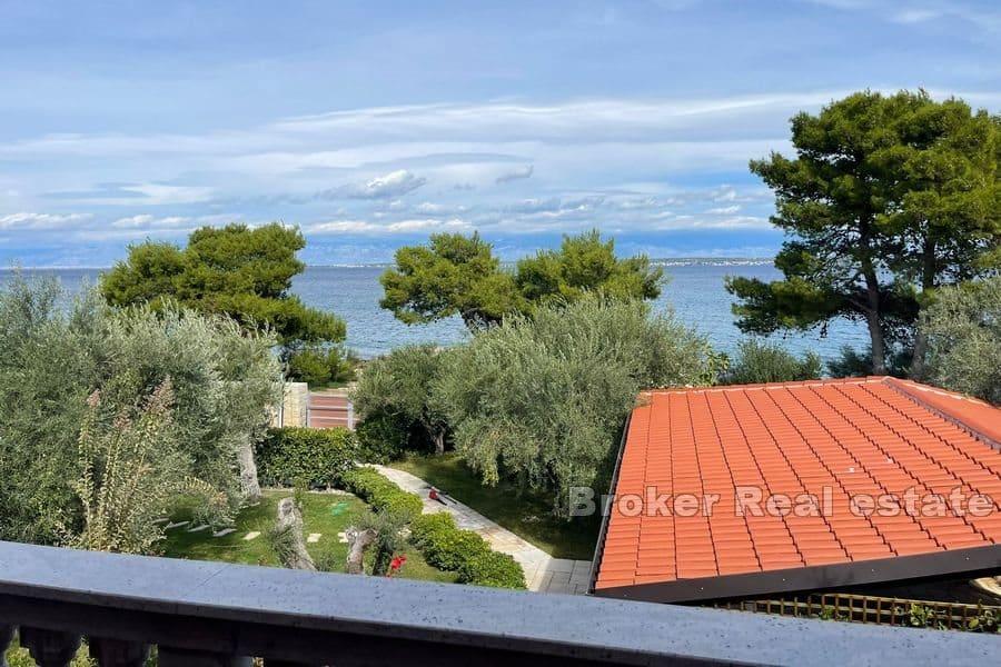 Insel Ugljan - Steinhäuser in der ersten Reihe zum Meer