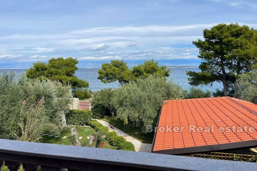 Ostrov Ugljan - Kamenné domy v první řadě k moři