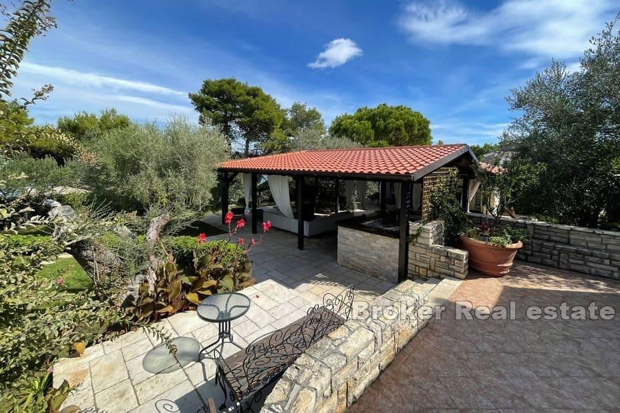 Insel Ugljan - Steinhäuser in der ersten Reihe zum Meer