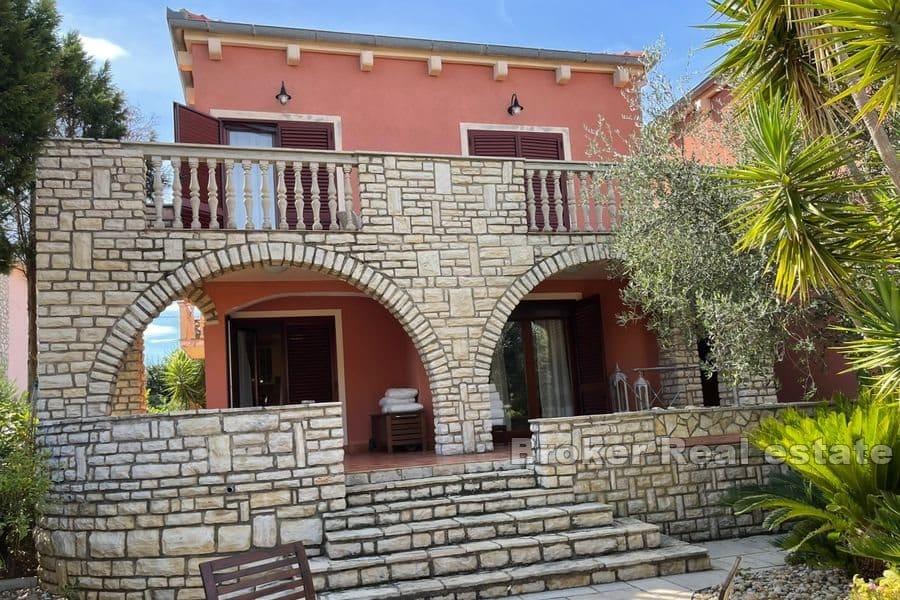 Insel Ugljan - Steinhäuser in der ersten Reihe zum Meer