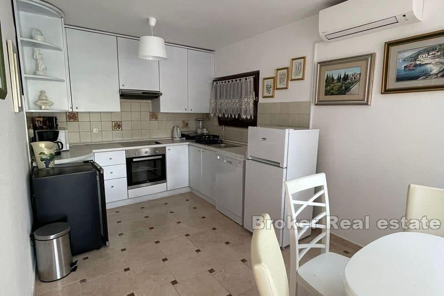 Insel Ugljan - Steinhäuser in der ersten Reihe zum Meer