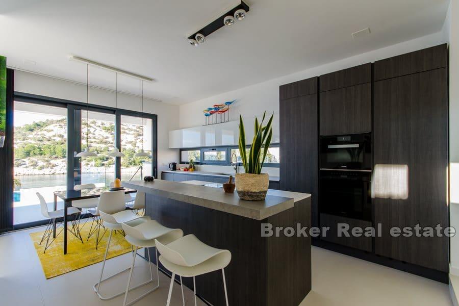 Rogoznica - Moderna vila s bazenom uz more