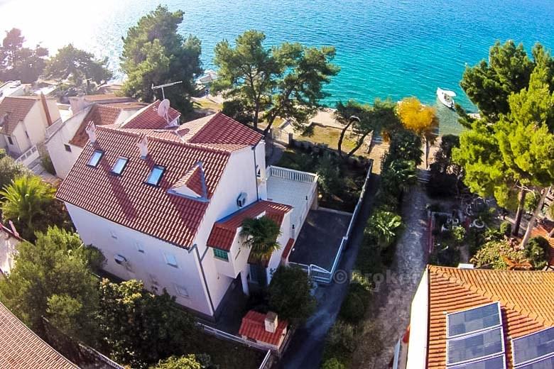 nära Sibenik, attraktivt hus vid första raden till havet