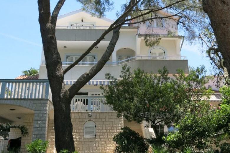 nær Sibenik, attraktivt hus på første rad til sjøe