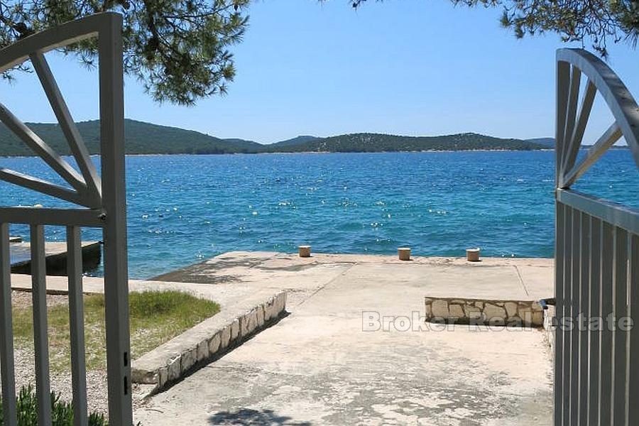 nær Sibenik, attraktivt hus på første rad til sjøe