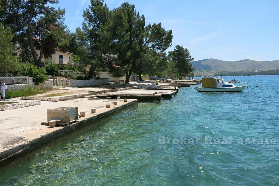 nær Sibenik, attraktivt hus på første rad til sjøe