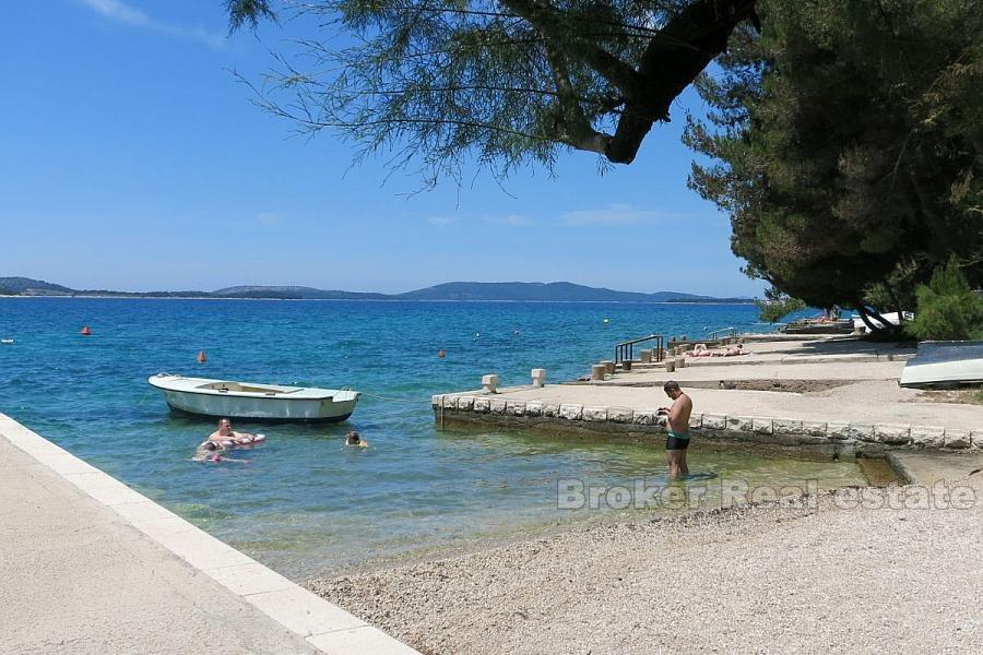 nær Sibenik, attraktivt hus på første rad til sjøe