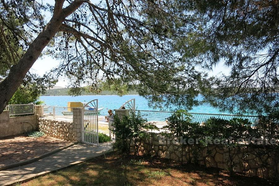 nær Sibenik, attraktivt hus på første rad til sjøe