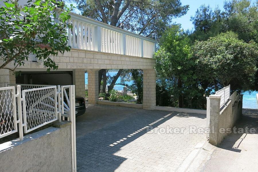 w pobliżu Sibenik, atrakcyjny dom w pierwszym rzędzie do morza