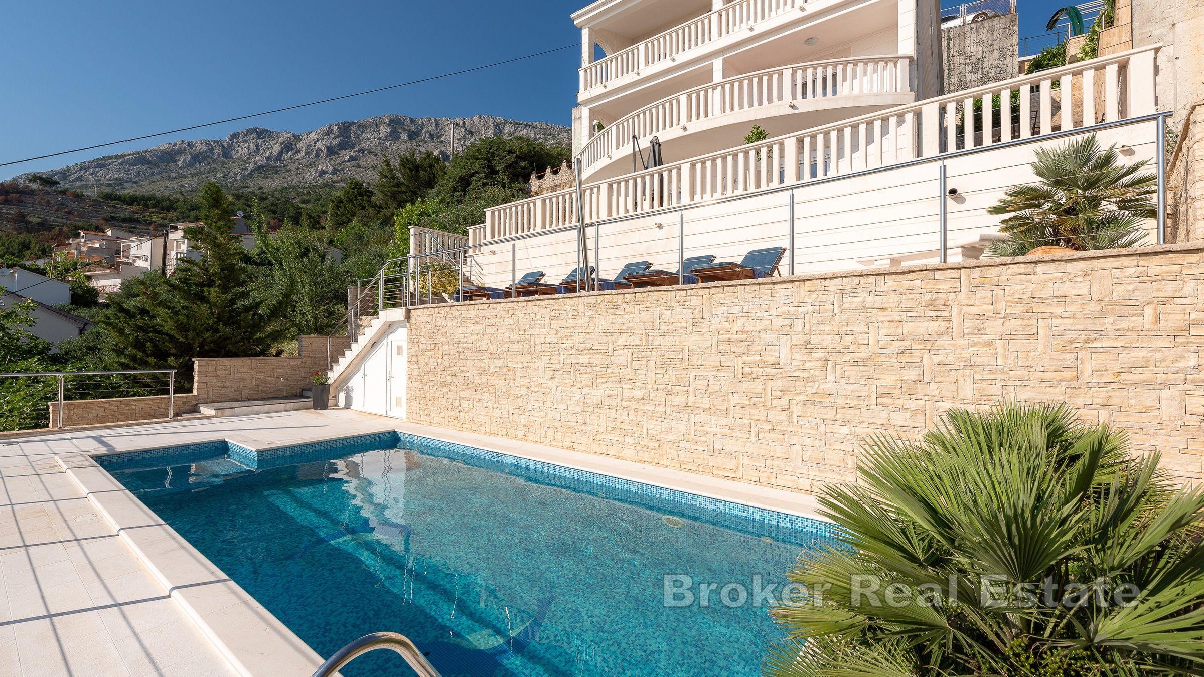 Рядом с Омишем - Привлекательный дом с видом на море