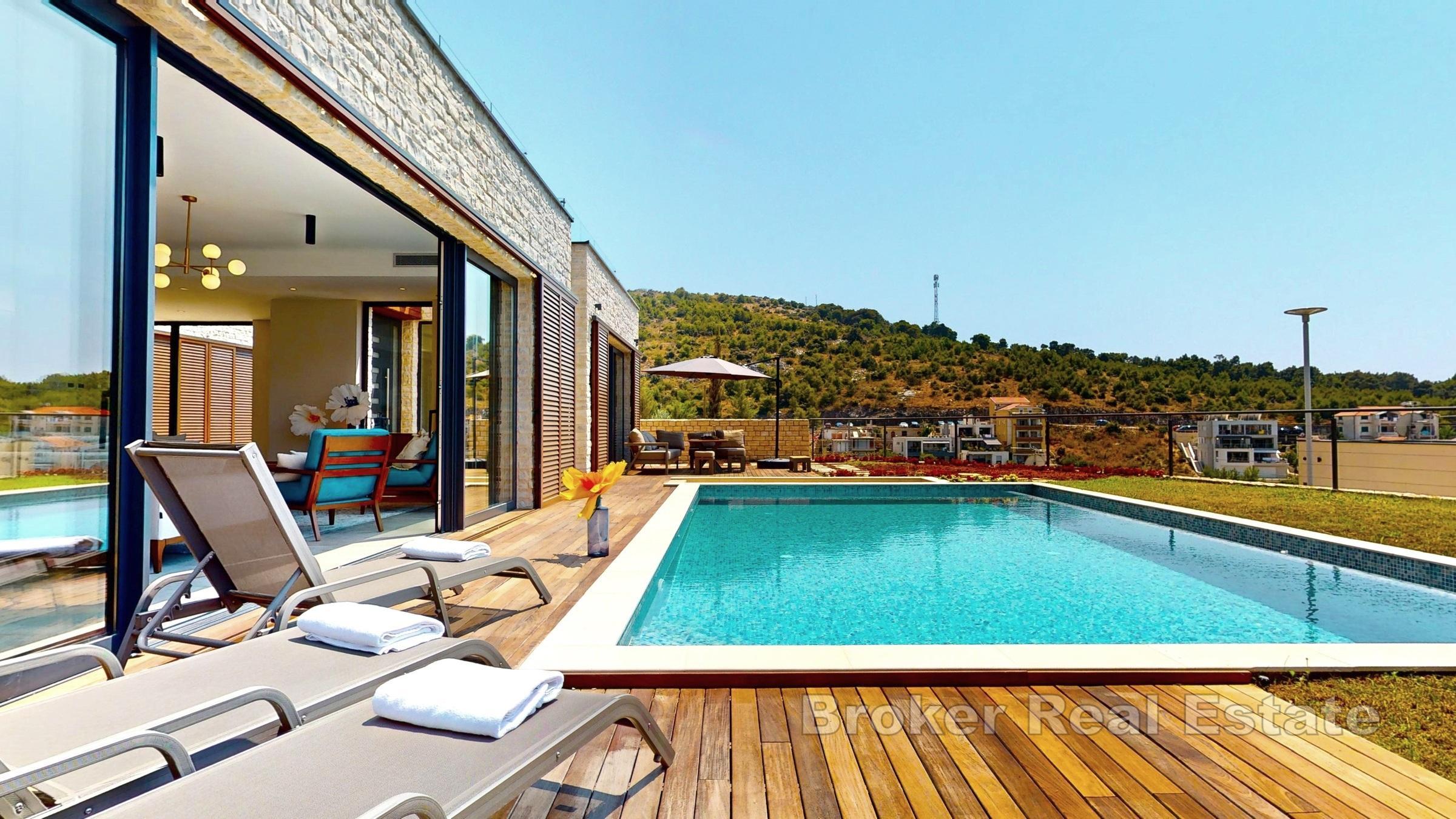 Современная вилла с бассейном, вторая линия от моря