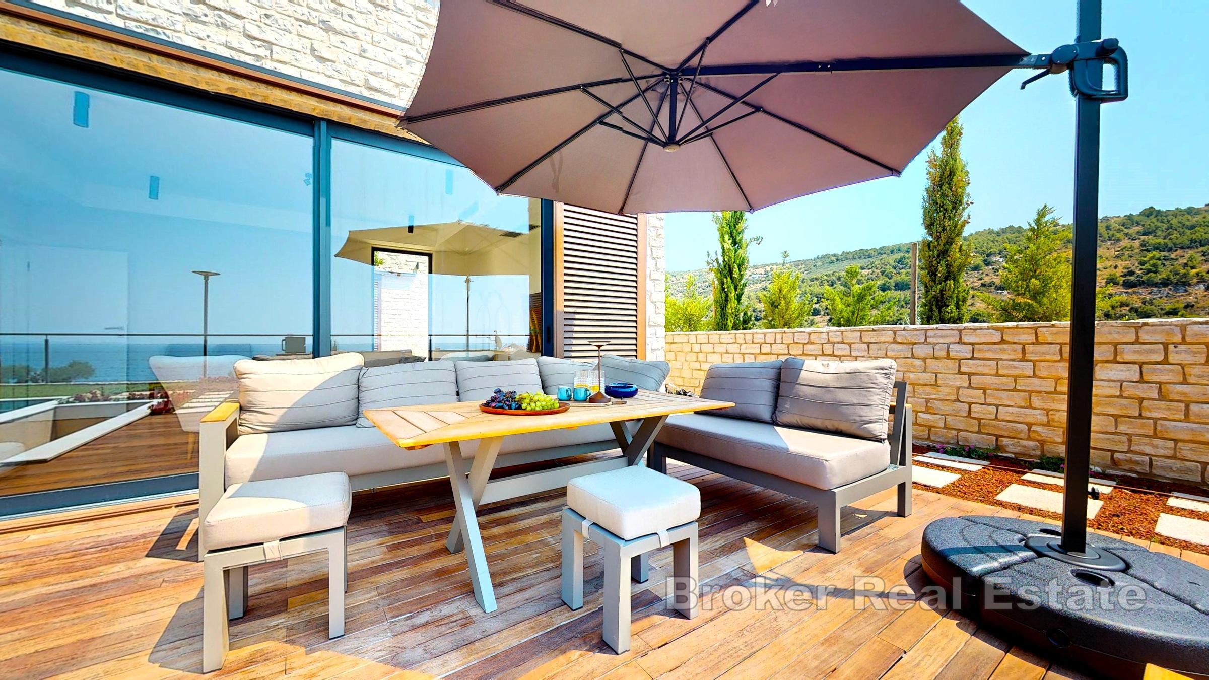 Nowoczesna willa z basenem, drugi rząd do morza