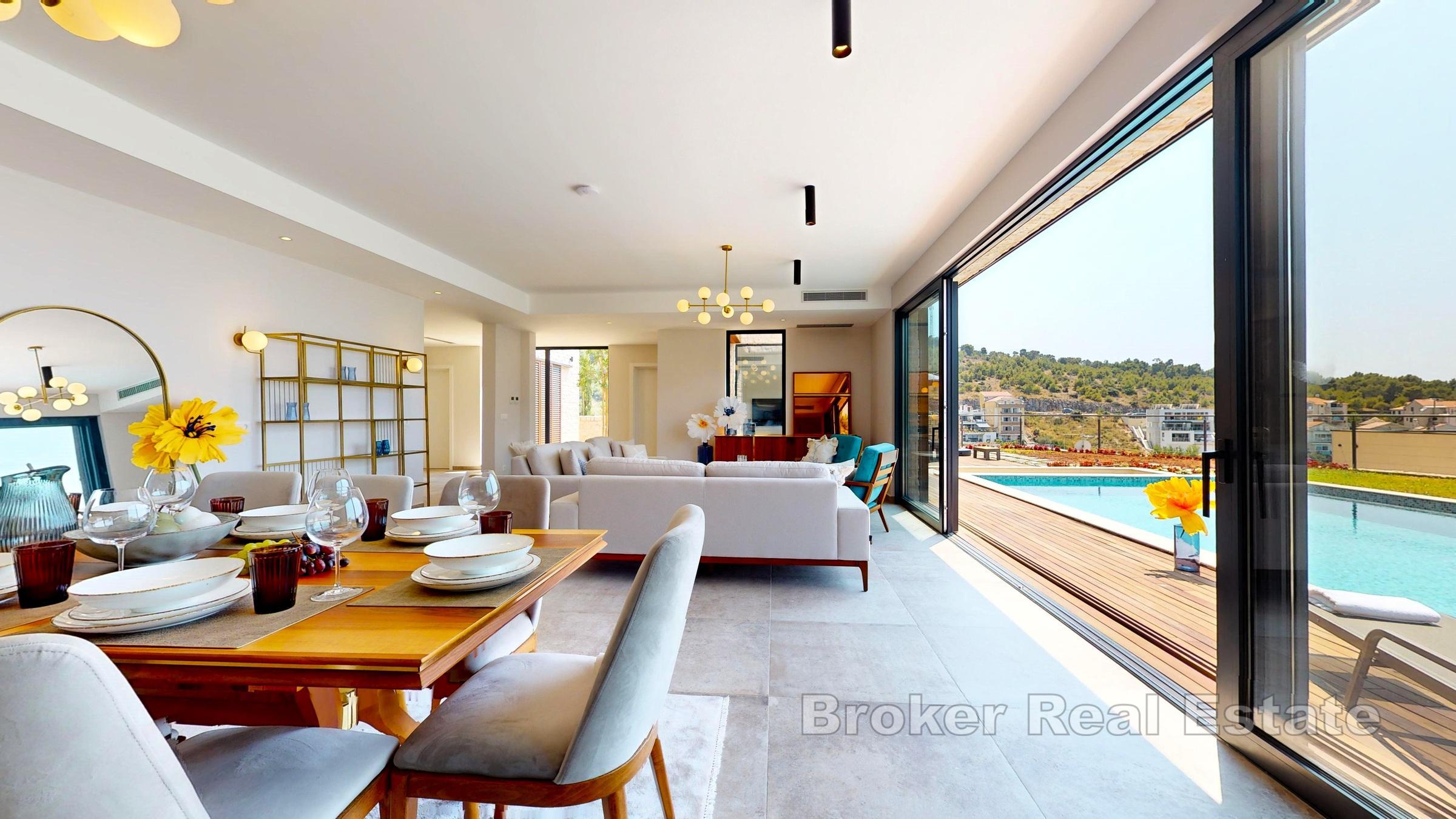 Современная вилла с бассейном, вторая линия от моря