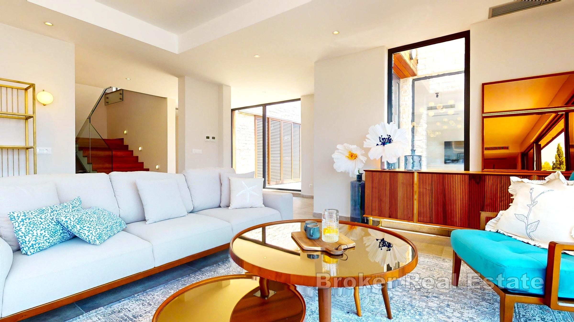 Современная вилла с бассейном, вторая линия от моря